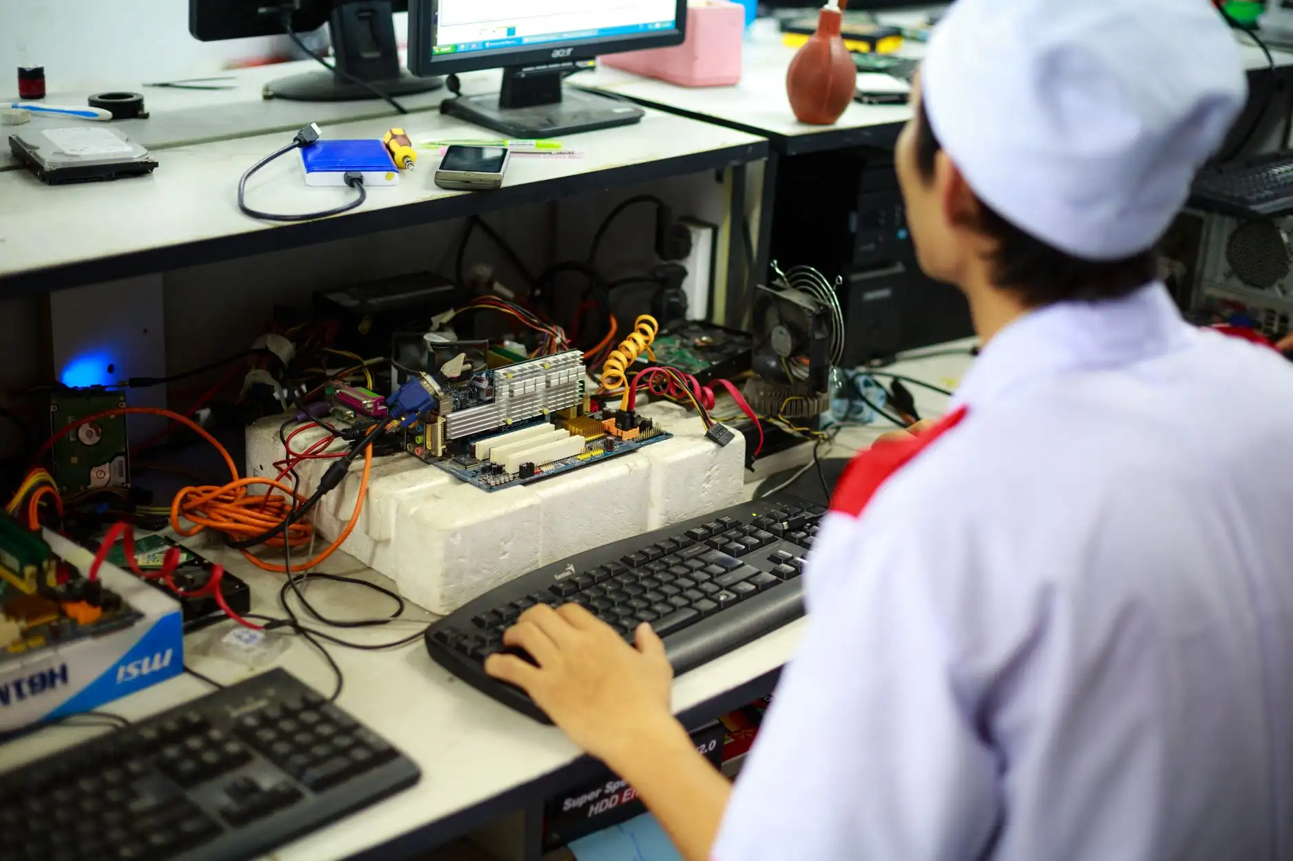 高频PCB材料介电性能对比：FR4覆铜板与PTFE板材差异解析