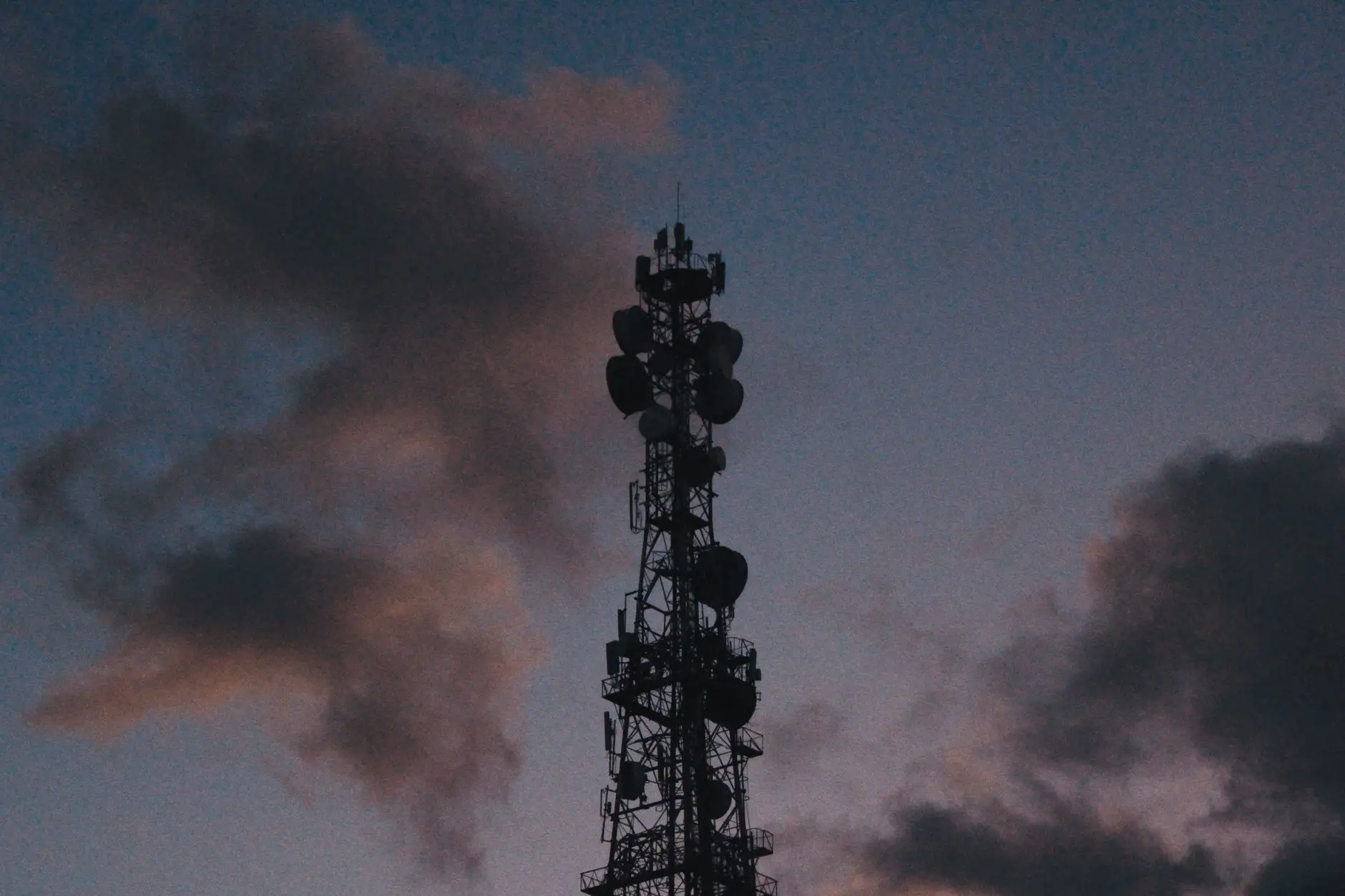 FR4覆铜板与高频板性能对比及选型要点封面图