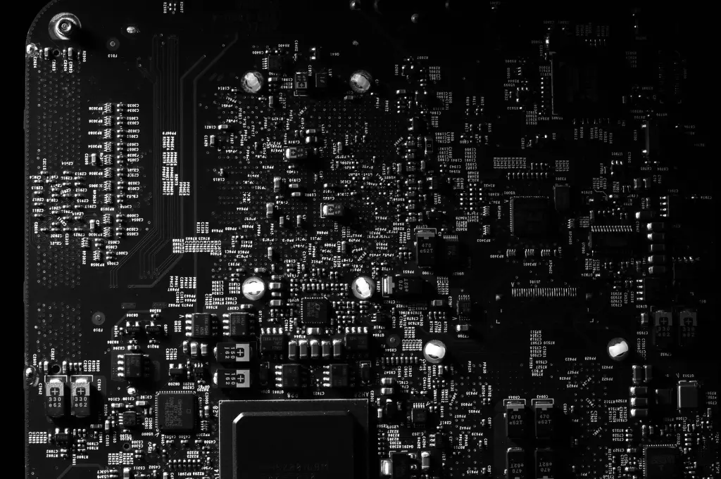 高频板与标准FR4覆铜板在5G基站应用中的差异化对比