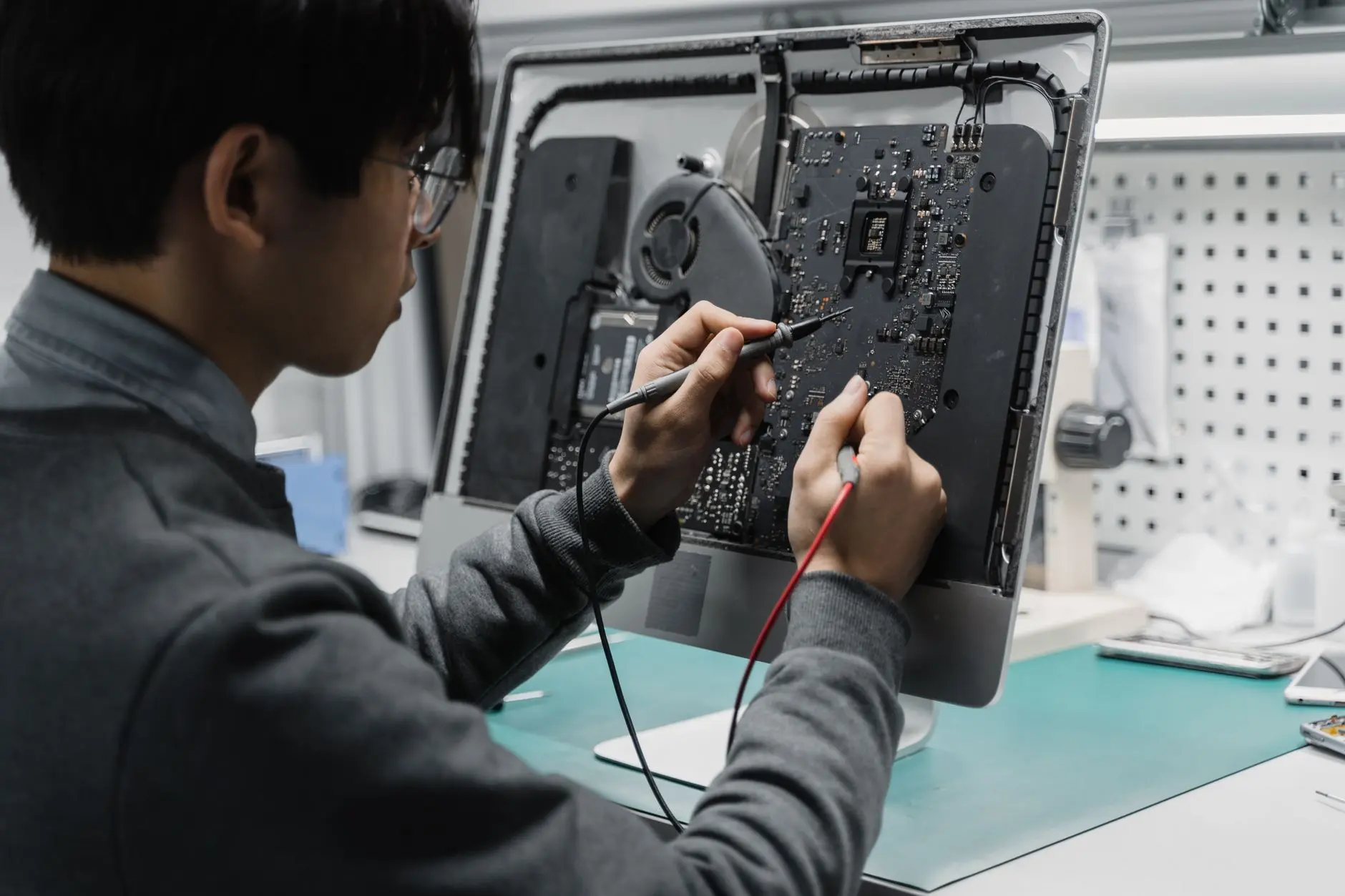FR4覆铜板与高频板性能对比：PCB材料选型中的信号传输差异解析