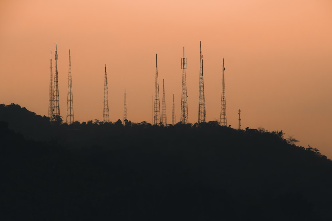 FR4覆铜板与高频板在5G通信设备中的应用差异分析